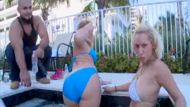 Two bikini girls get laid