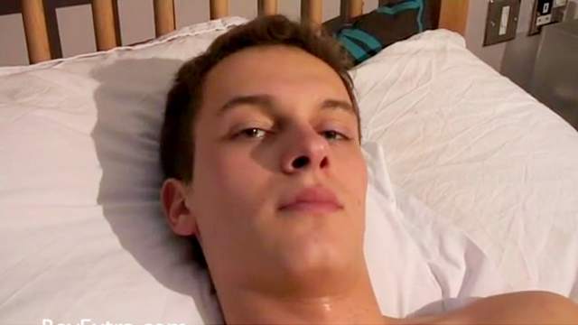 Cute men is wanking his muscular dick in the bedroom
