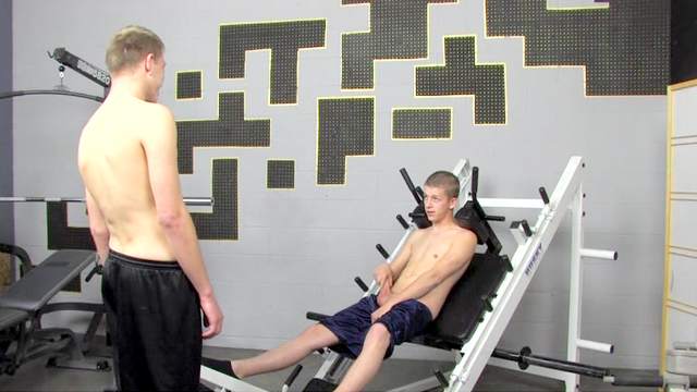 Cute gay is wanking and fucking in the GYM