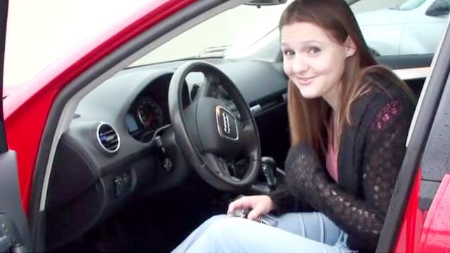 Amateur babe suck a dick after driving