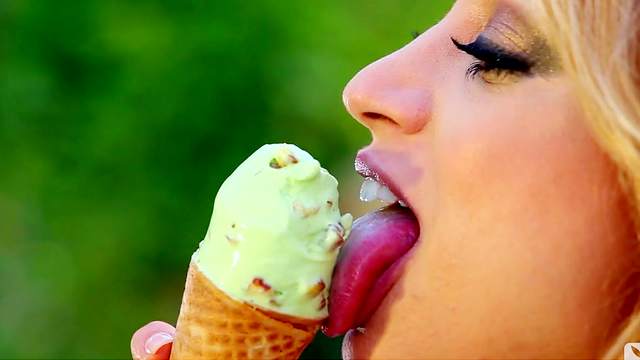Spicy Jessica eats icecream so sexy