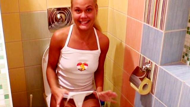 Blonde chick bangs her pussy while taking a shower