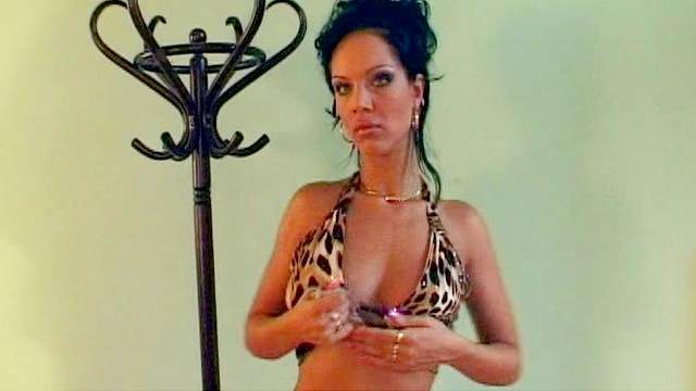 Cindy Lord shows an awesome strip show