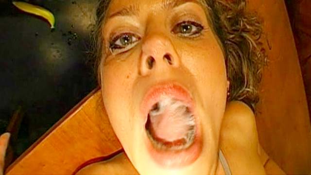 Brunette love to feel sperm in her mouth