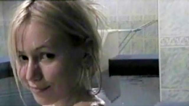 Teen amateur shows her soapy body in the sauna