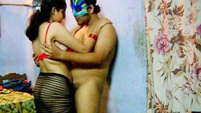 Amateur flapper Savita banging with a stranger in mask