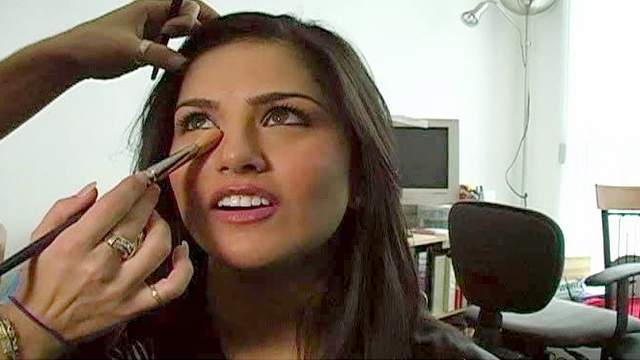 Sunny Leone get a nice pornstar makeup