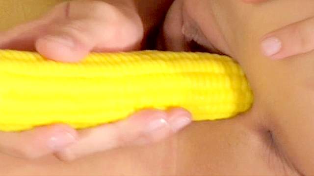 Young girl Lola poke her pussy with corn