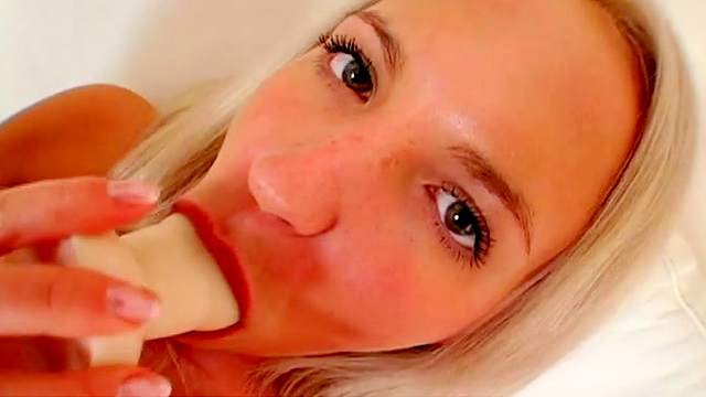 Bleached chick Alisa is sucking her dildo