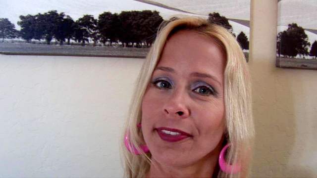 MILF blonde Paython Leigh is playing