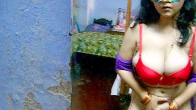 Amateur Indian chick Savita is poking her holes