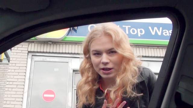 Blonde Nishe is sucking in the car