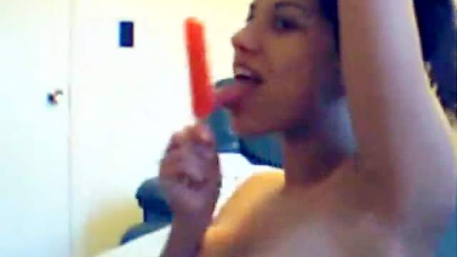 Popsicle pussy girl takes a piss