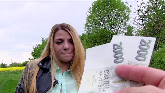 Teen accepts some Euros in exchange for a good fuck on cam
