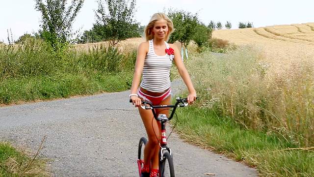 Outdoor pleasures for a slim blonde during her bike ride