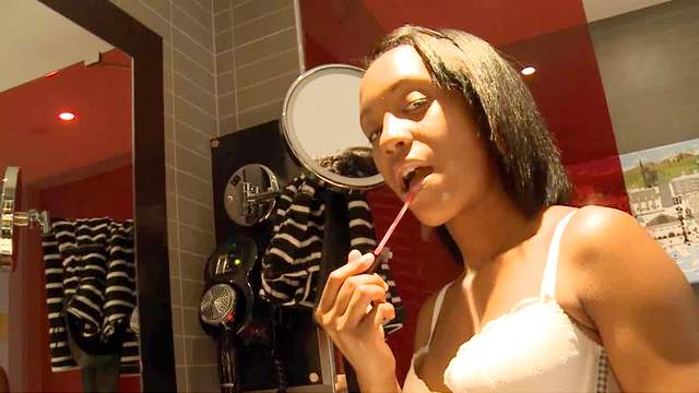 Ebony NoeMilk is showing unbelievable handjob