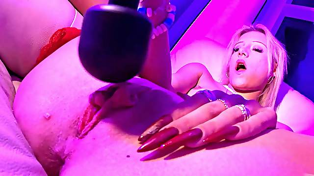 Blondie Mia's steamy self-pleasure session