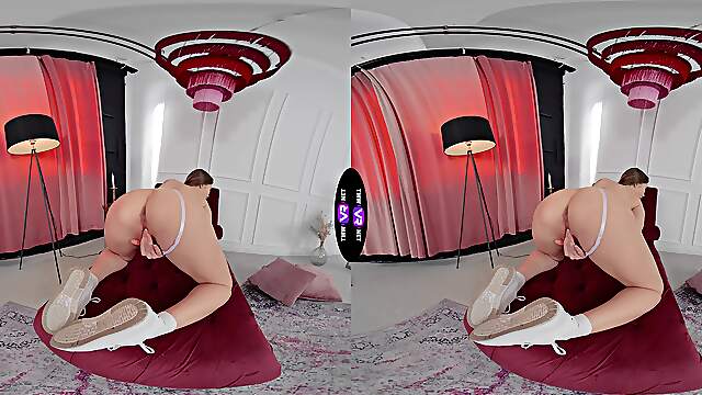 Teen Amalia's HD VR delight: Solo pleasures, juicy moans & exposed treasures