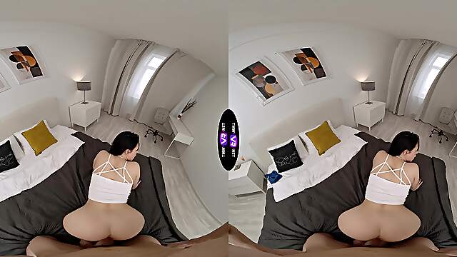 Teeny RiRi's big naturals bounce in HD VR