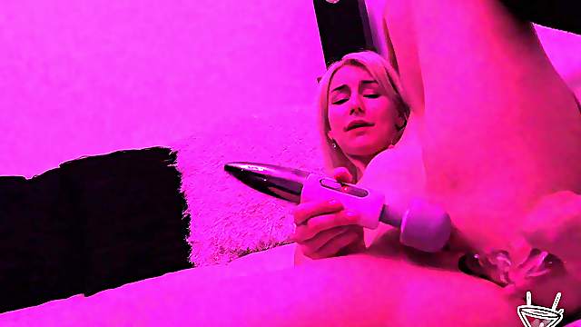 Blond bombshell Miss Puffy Cat's amatuer adventure: Shaved pussies galore