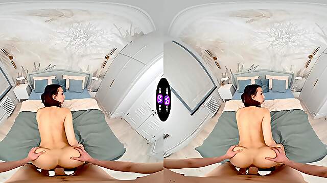 Ashly's lush curves beckon in VR