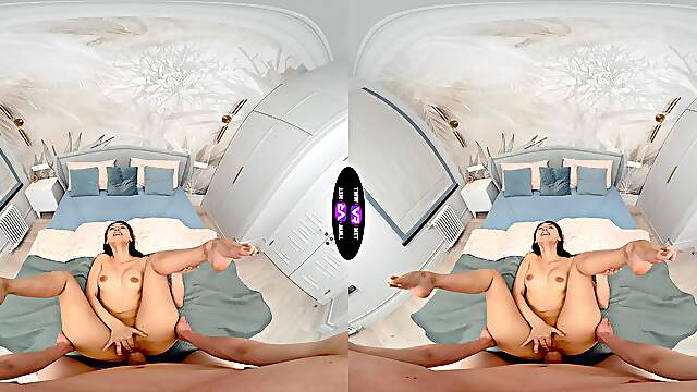 Ashly's lush curves beckon in VR