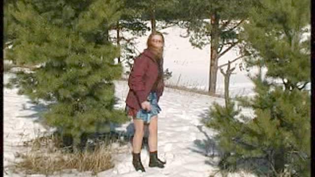 Skirt girl pissing in the snow