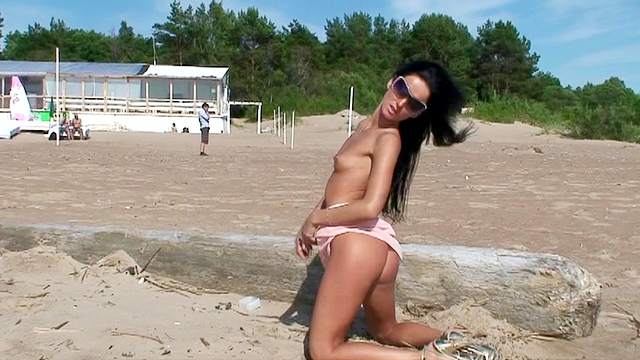 Hot naked chick at the public beach