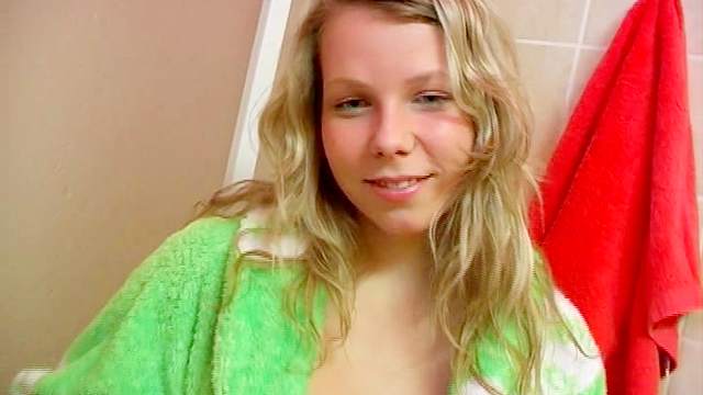 Sue masturbate her puss in the bathroom