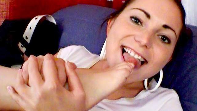 Laura K is sucking her own feets on the cam