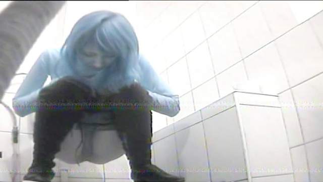 Blue haired babe is peeing in the toilet