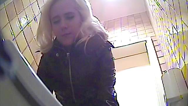 Blonde is demonstrating her booty on the hidden camera