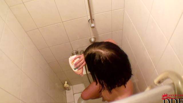 Rihanna Samuel is taking shower with Valentina Rossini