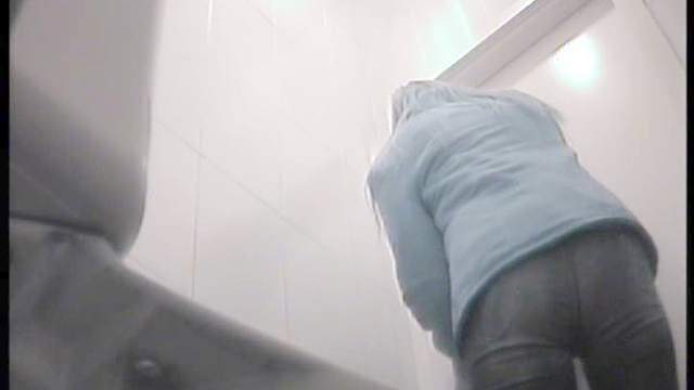 Busty babe is peeing so sexy on the cam